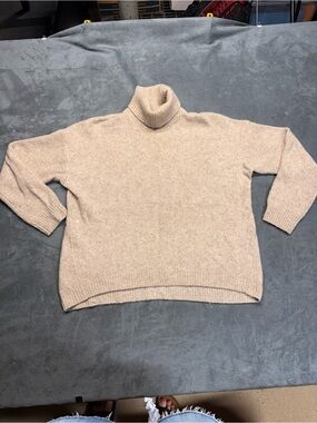 Relaxed Women's Yak/Alpaca/Merino-Blend Turtleneck Sweater in Beige